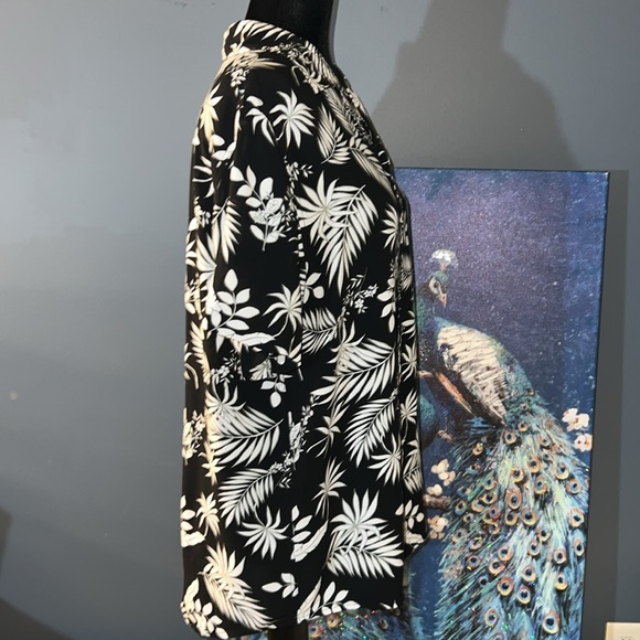 C&C California Size M Floral Button Down - Picture 6 of 12